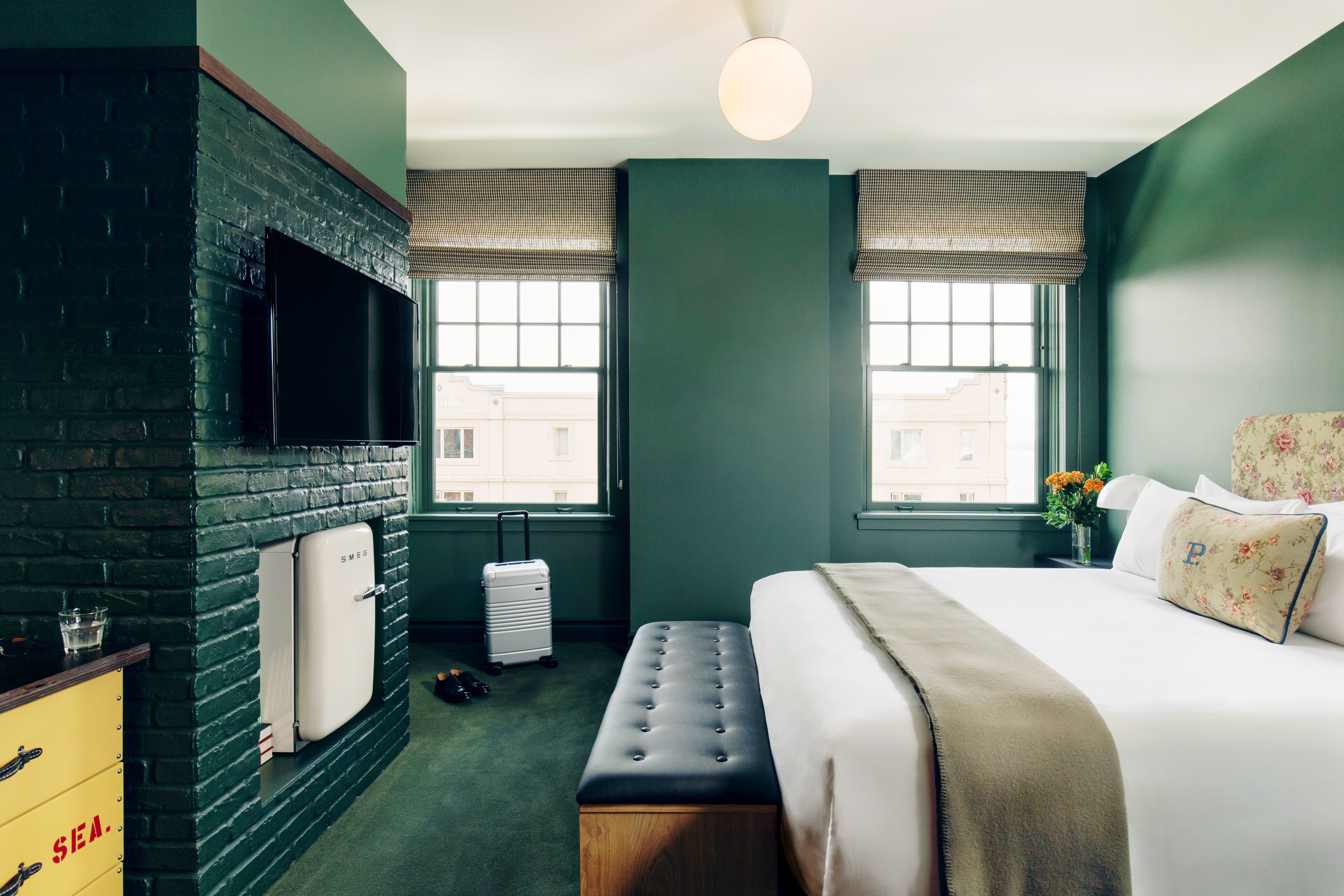DELUXE, KING BED