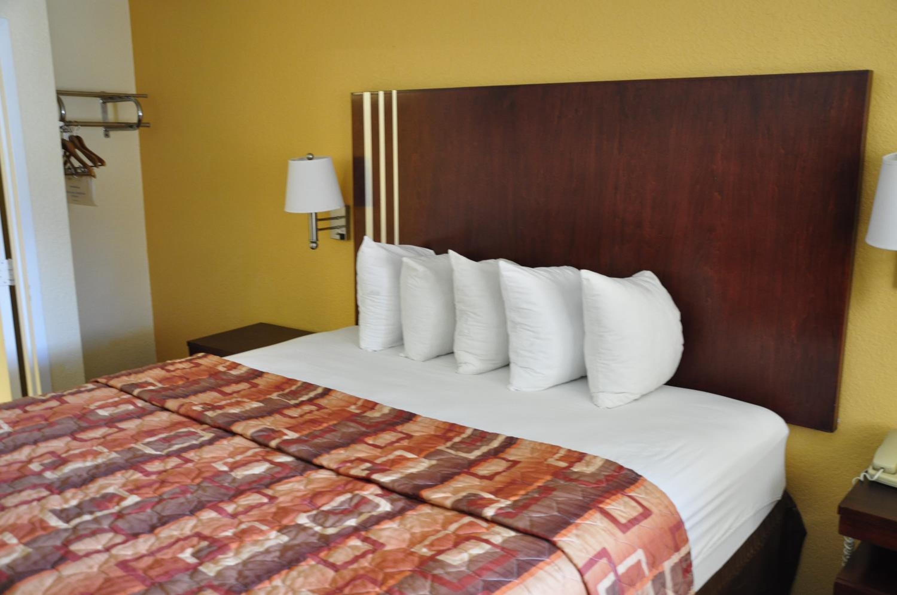 1 King Bed - Mobility Access RI Shwr Smk, Motel6 Little Rock, AR - Airport 3/8