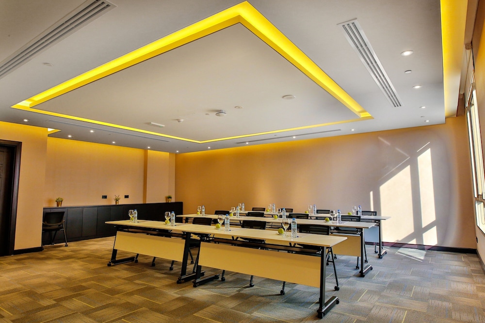 Four Points by Sheraton Production City Dubai 33/58