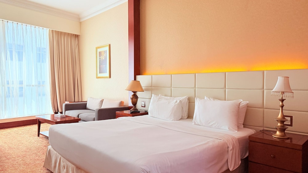DELUXE, KING BED