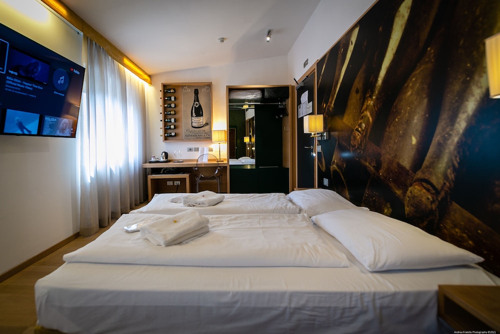 LUXURY, STUDIO, SUITE