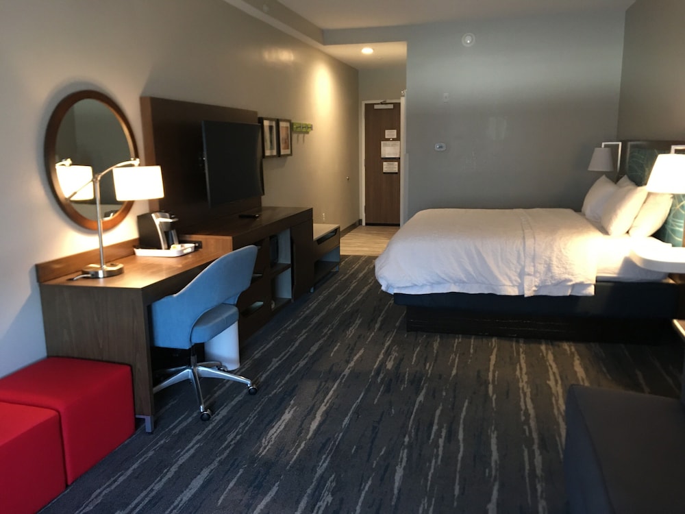 غرفة بسرير كينج مع أريكة، Hampton Inn Old Bridge 2/4