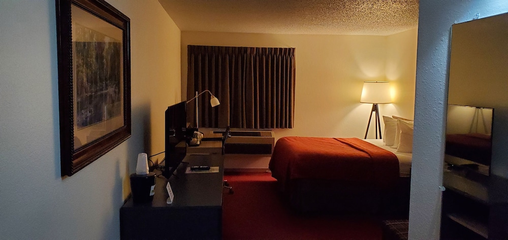 Pictured Rocks Inn & Suites 51/70