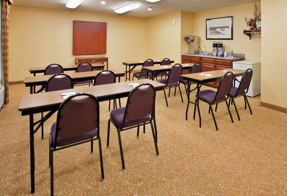 Holiday Inn Express Suites St Louis West Fenton 57/65