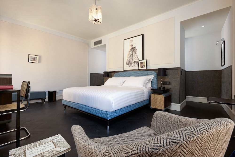 Suite, Queen Bed, Sofa, Corner