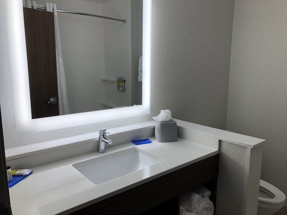 Holiday Inn Express Suites Racine 34/63