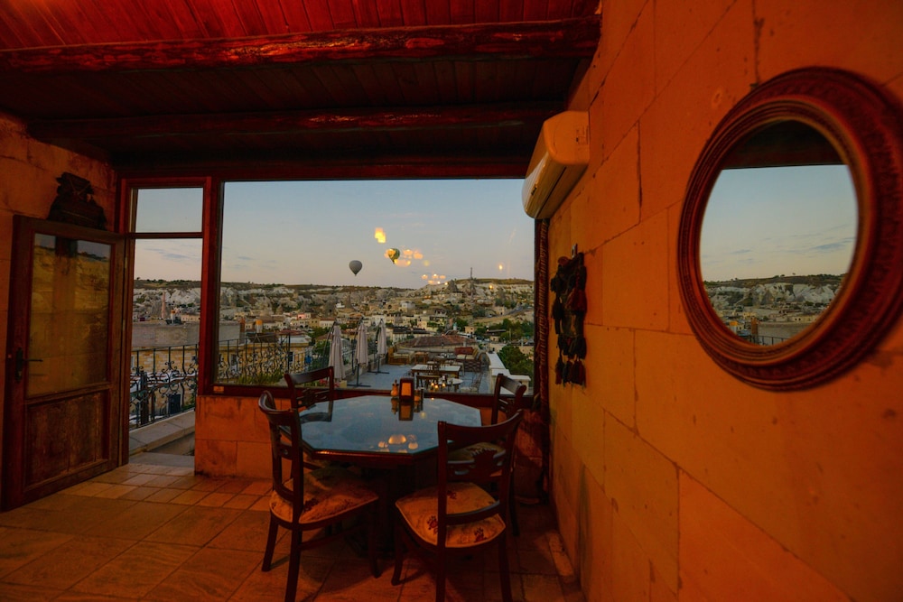 Vineyard Cave Hotel 86/98