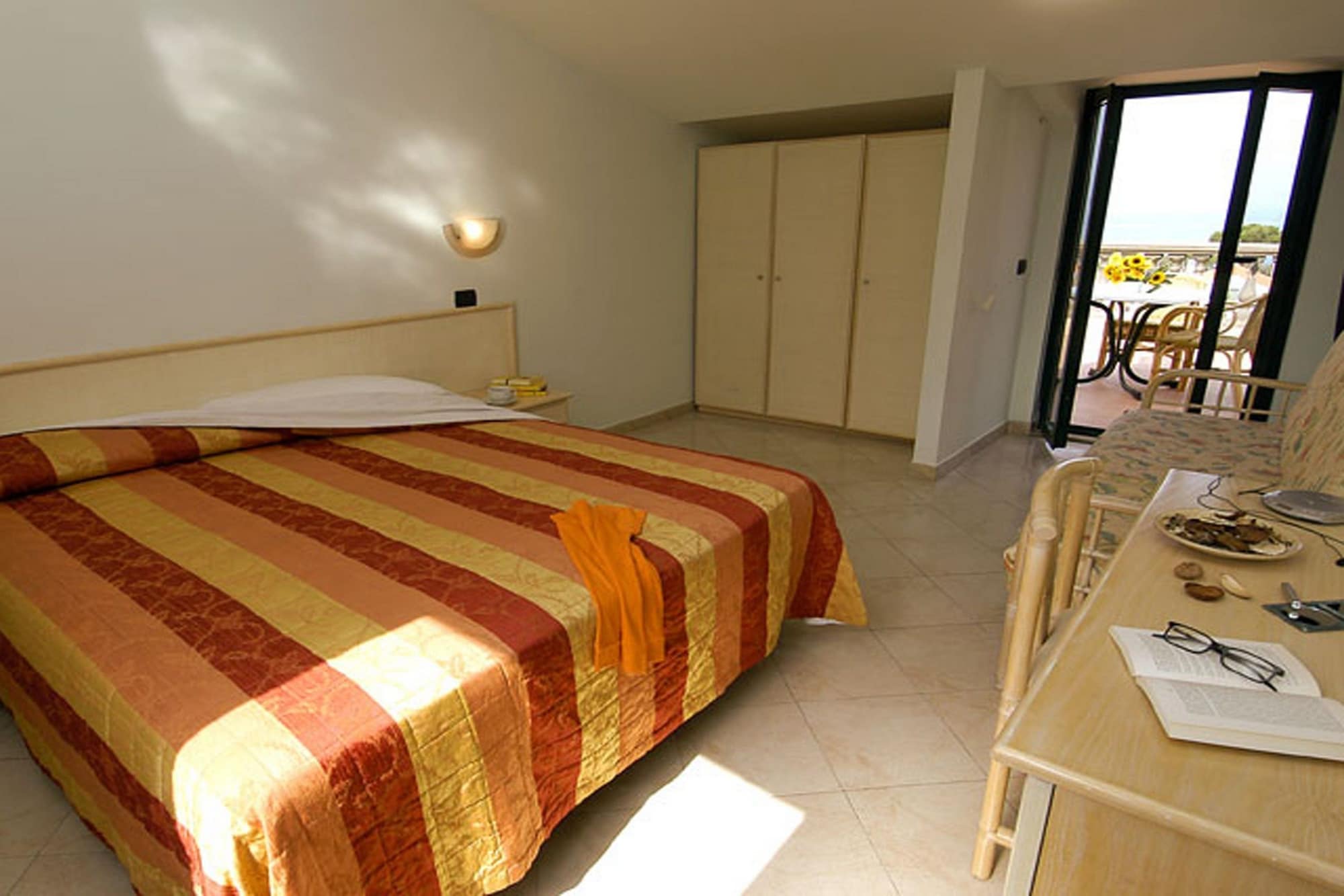 ECONOMY, DOUBLE OR TWIN BED