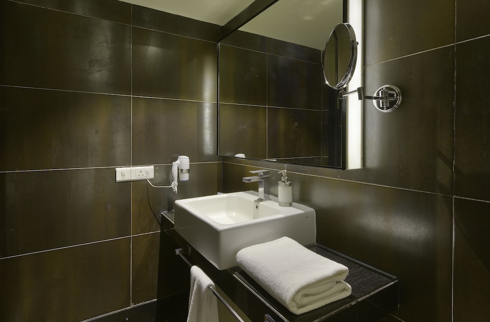 DAVANAM SAROVAR PORTICO SUITES 14/34