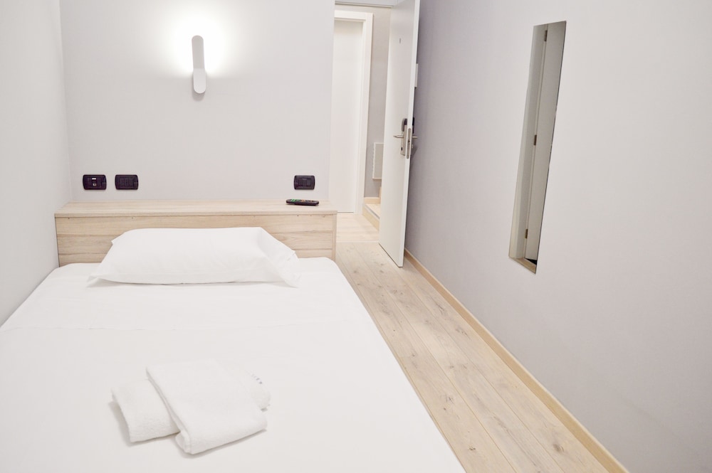 ROOM, SINGLE