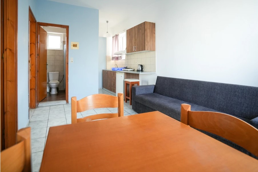 Peters Kool Pool Studios and Apartments 13/18
