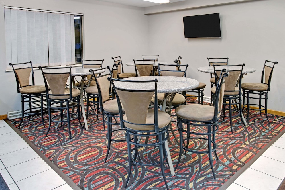 Super 8 by Wyndham Fort Collins 36/41
