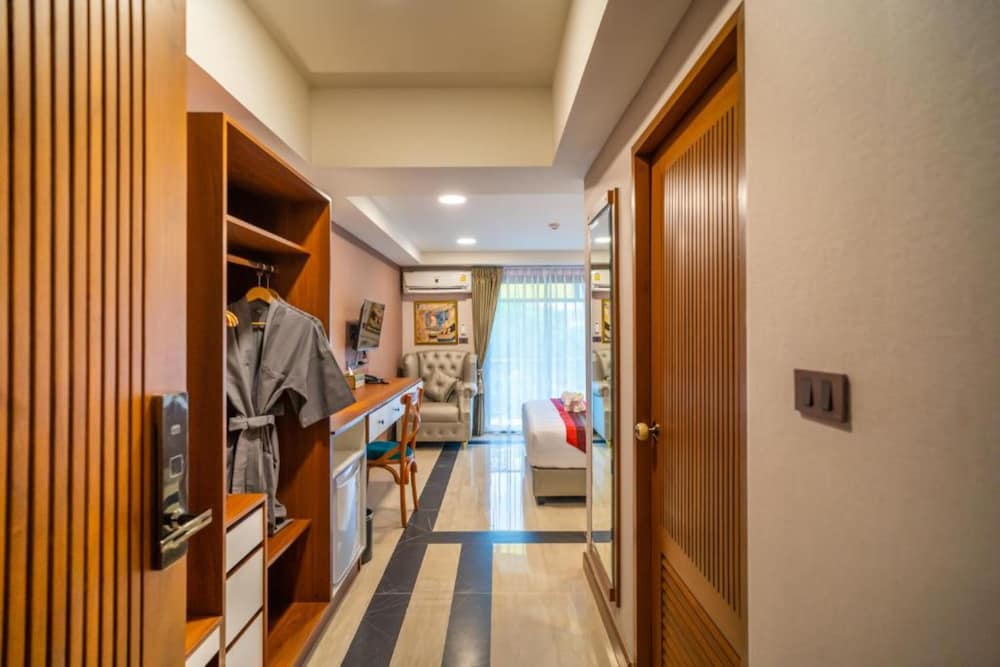 Siri Nakornpink Chiang Mai Hotel 12/75
