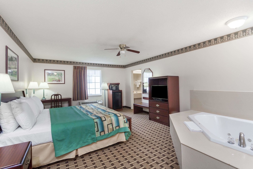 Days Inn & Suites by Wyndham Huntsville 10/19