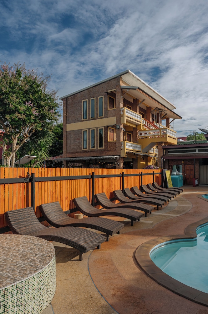 Pongphen Guesthouse 68/72