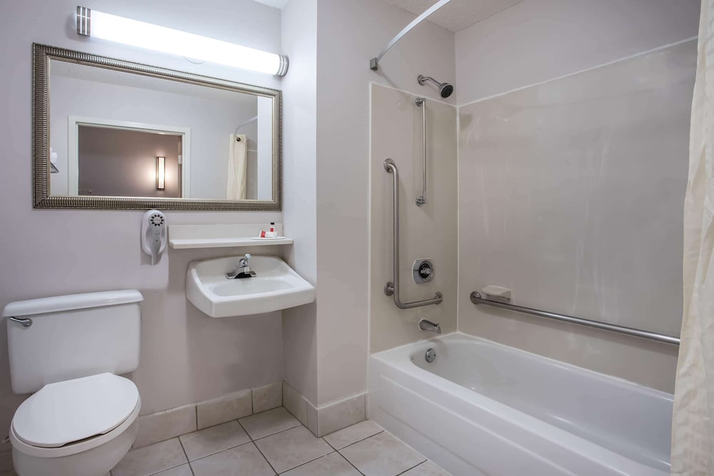 Travelodge By Wyndham Fort Wayne North 33/38