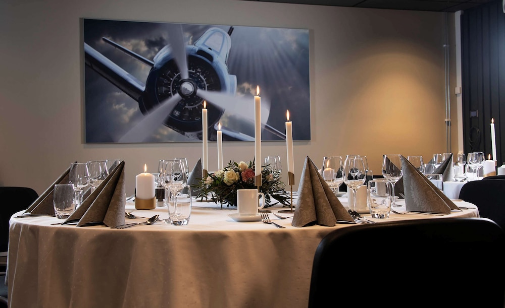 Park Inn By Radisson Oslo Airport Hotel West 64/75
