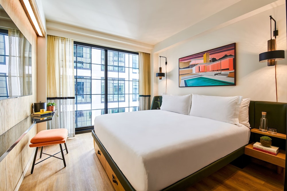 ROOM, KING BED