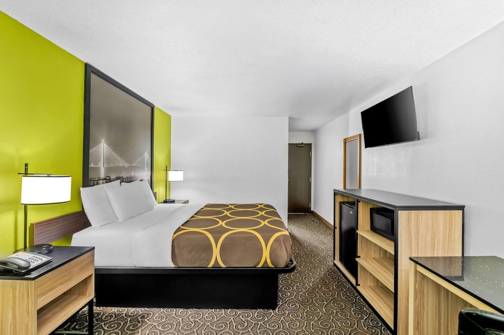 غرفة بسرير كوين لذوي الإعاقة