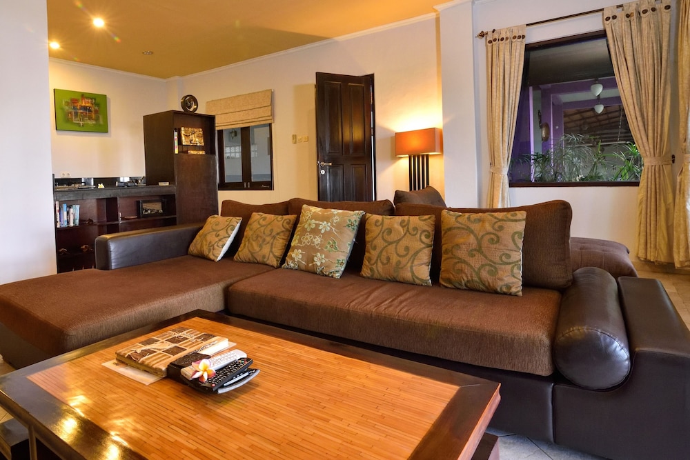 Dolphin Beach Bali 37/63