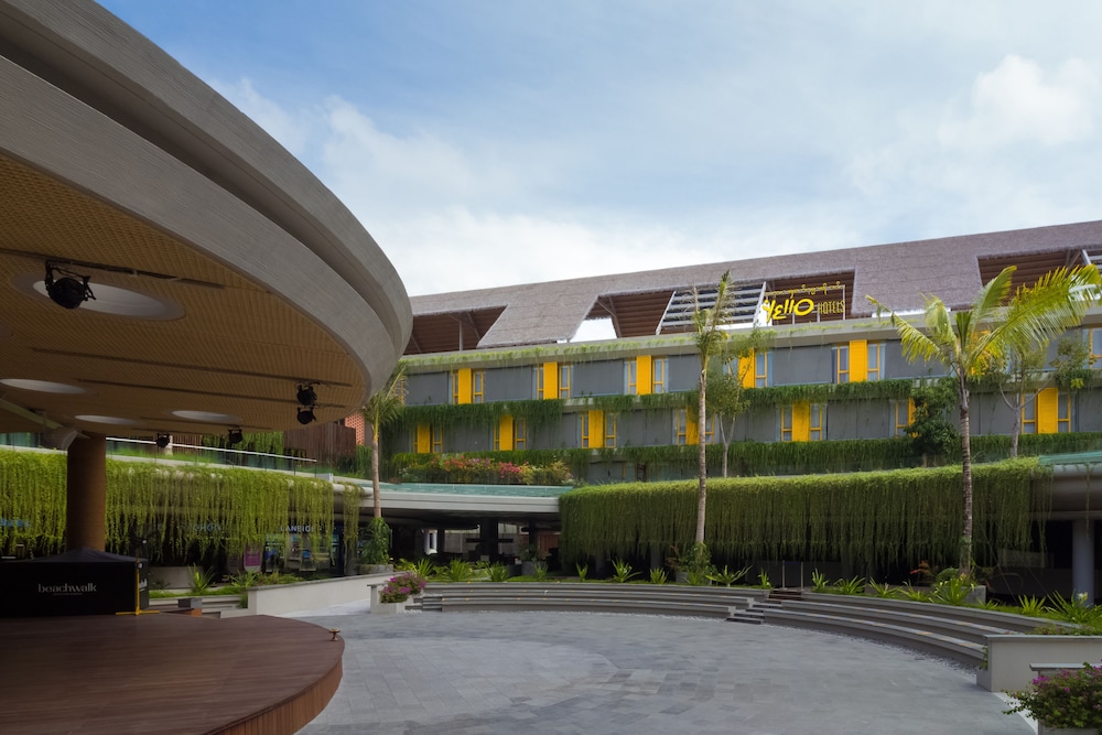 Yello Kuta Beachwalk Bali 2/50