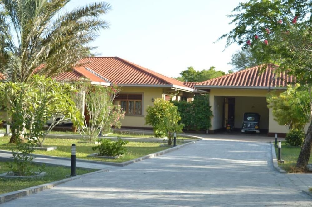 The Lake View Bungalow Yala 4/50