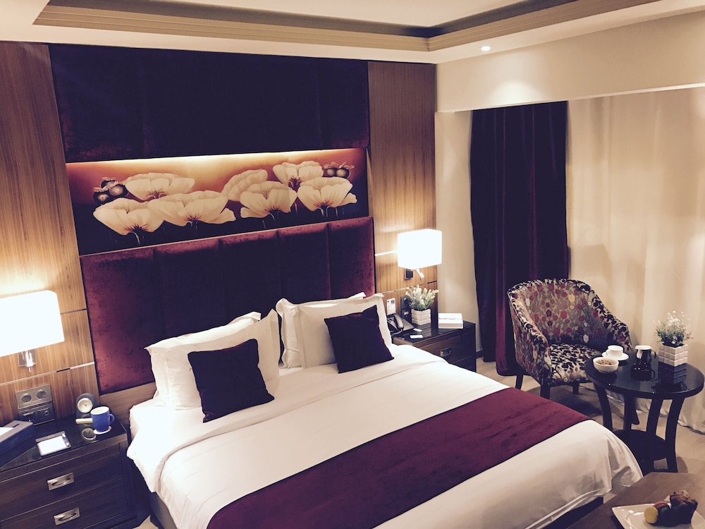 Gems Hotel 27/74