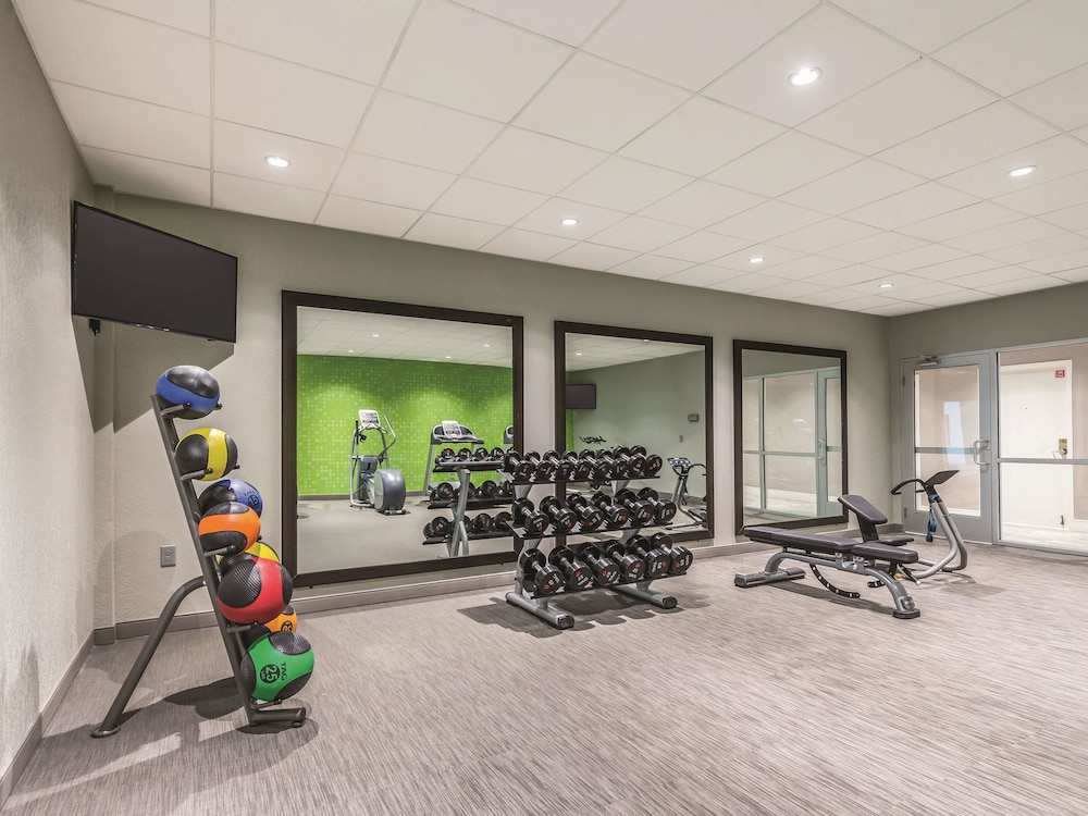 La Quinta Inn & Suites by Wyndham Cincinnati Sharonville 22/45
