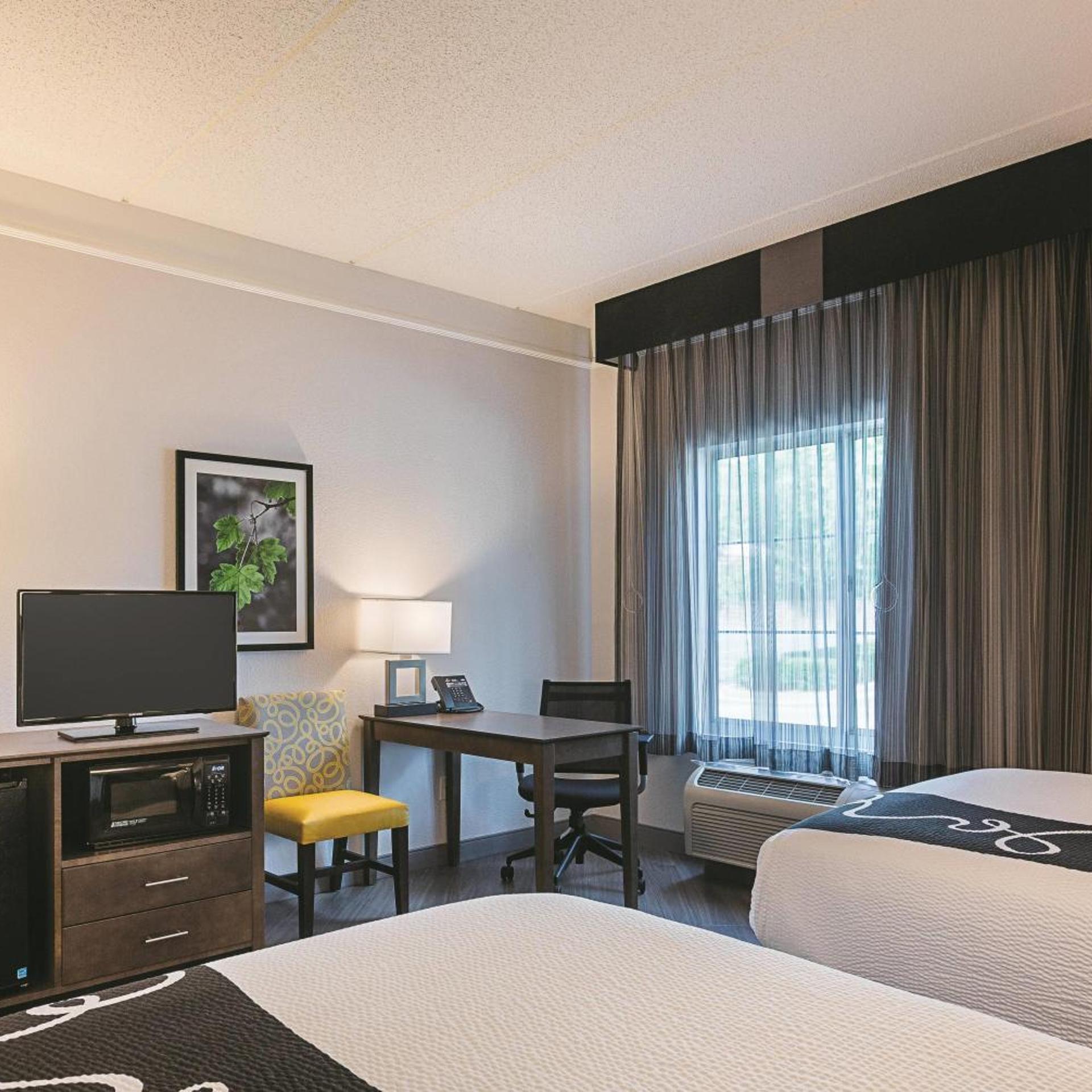 غرفة بسريرين مزدوجين بحوض استحمام لذوي الإعاقة، La Quinta Inn & Suites by Wyndham Atlanta Alpharetta 6/8