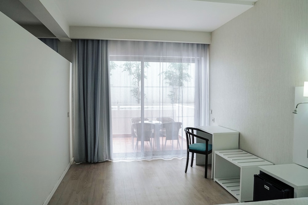 Carvi Beach Hotel 33/78