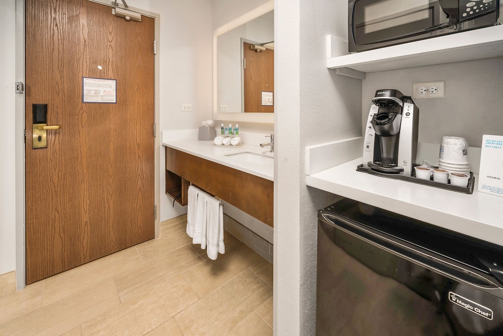 غرفة قياسية بسرير كينج لذوي الإعاقة، Holiday Inn Express Chicago Nw-Vernon Hills 5/5