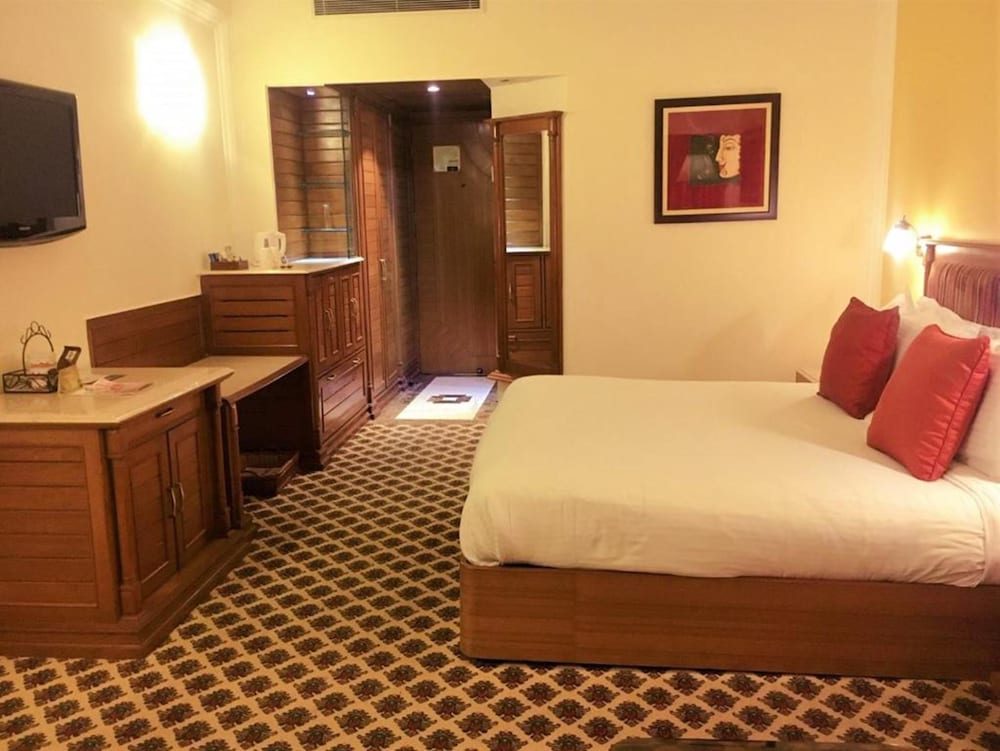 The Suryaa New Delhi 13/51