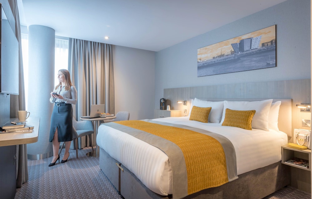 EXECUTIVE, KING BED