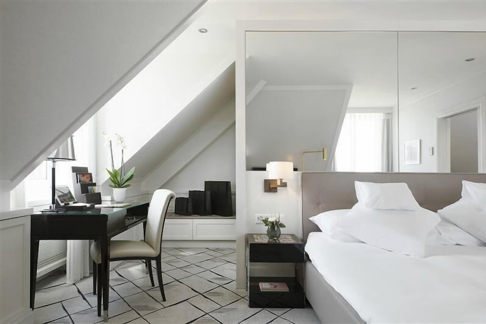 LIFESTYLE, SUITE, PLAZA VIEW, RIVER VIEW