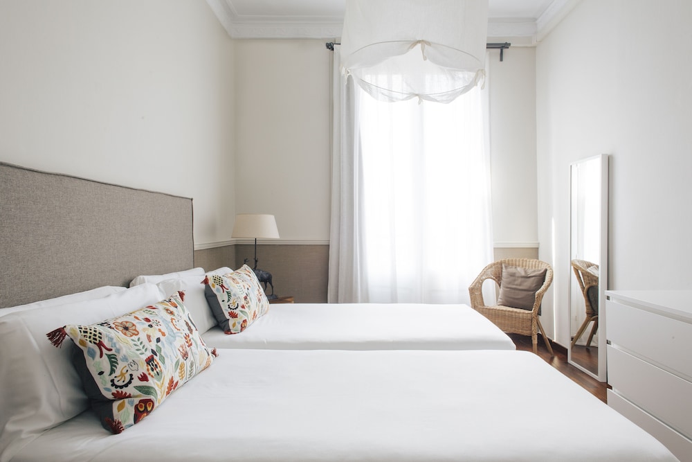 3 BEDROOMS, DELUXE, APARTMENT