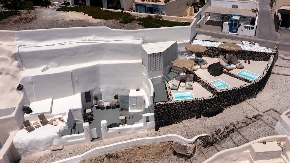 TWENTY ONE SUITES 48/60