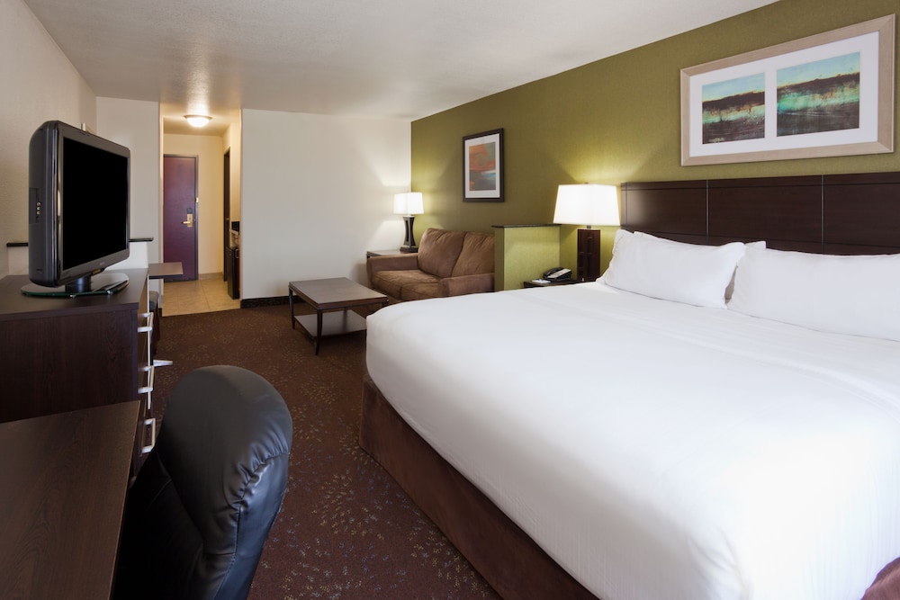 جناح بسرير كينج بحوض جاكوزي لذوي الإعاقة، Holiday Inn Express Hotel Suites Aberdeen 2/3