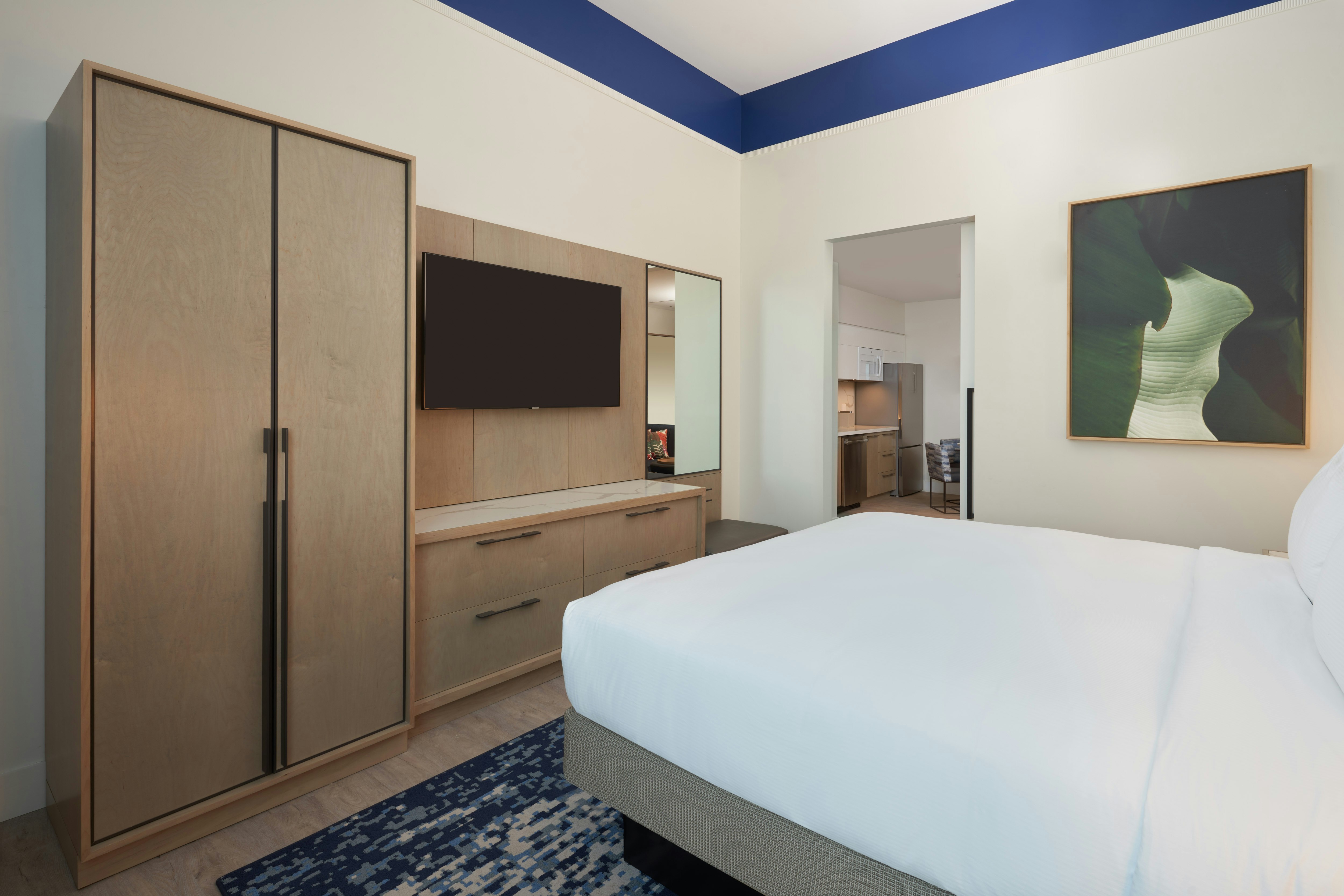 Suite, King Bed, Kitchen
