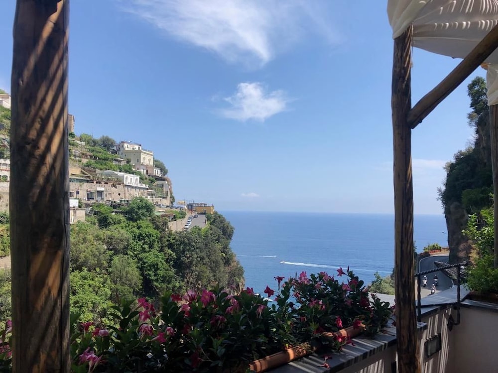 La Pergola Hotel 43/49