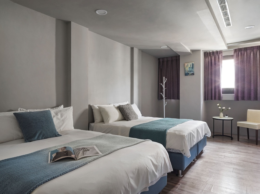 ROOM, QUADRUPLE