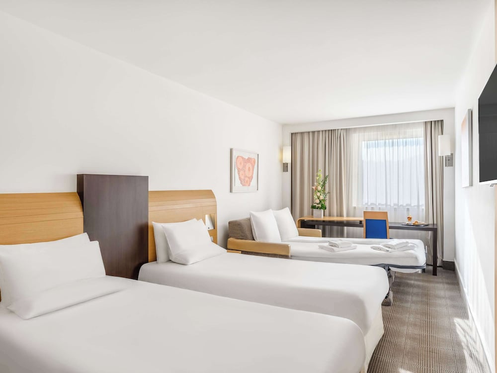 FAMILY, TWIN BEDS