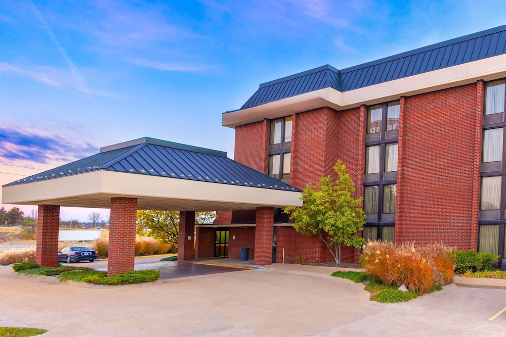 Heritage Inn & Suites St. Louis/Fenton, Trademark by Wyndham 4/60