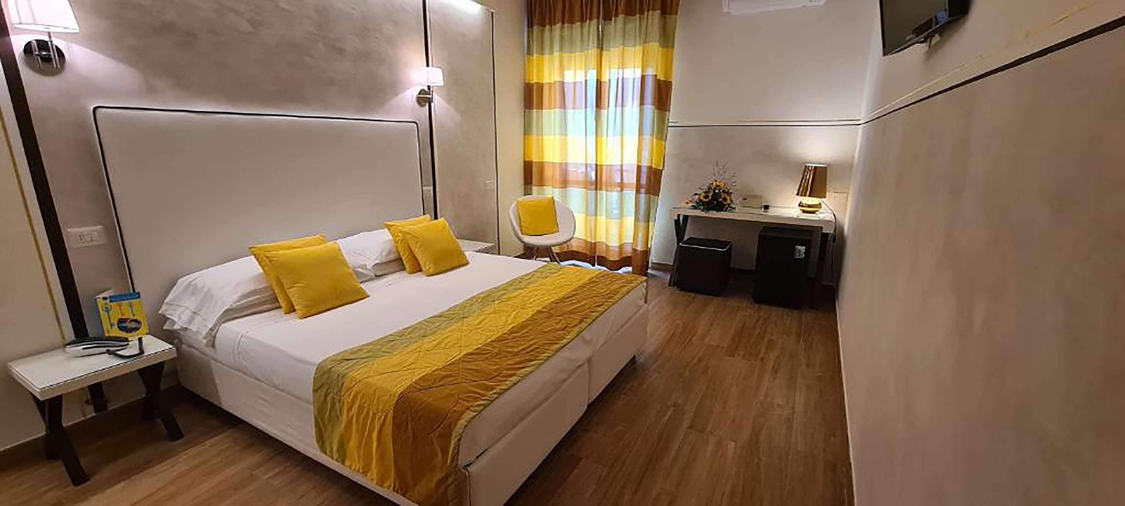 Room, Queen Bed, Side Sea View, Balcony