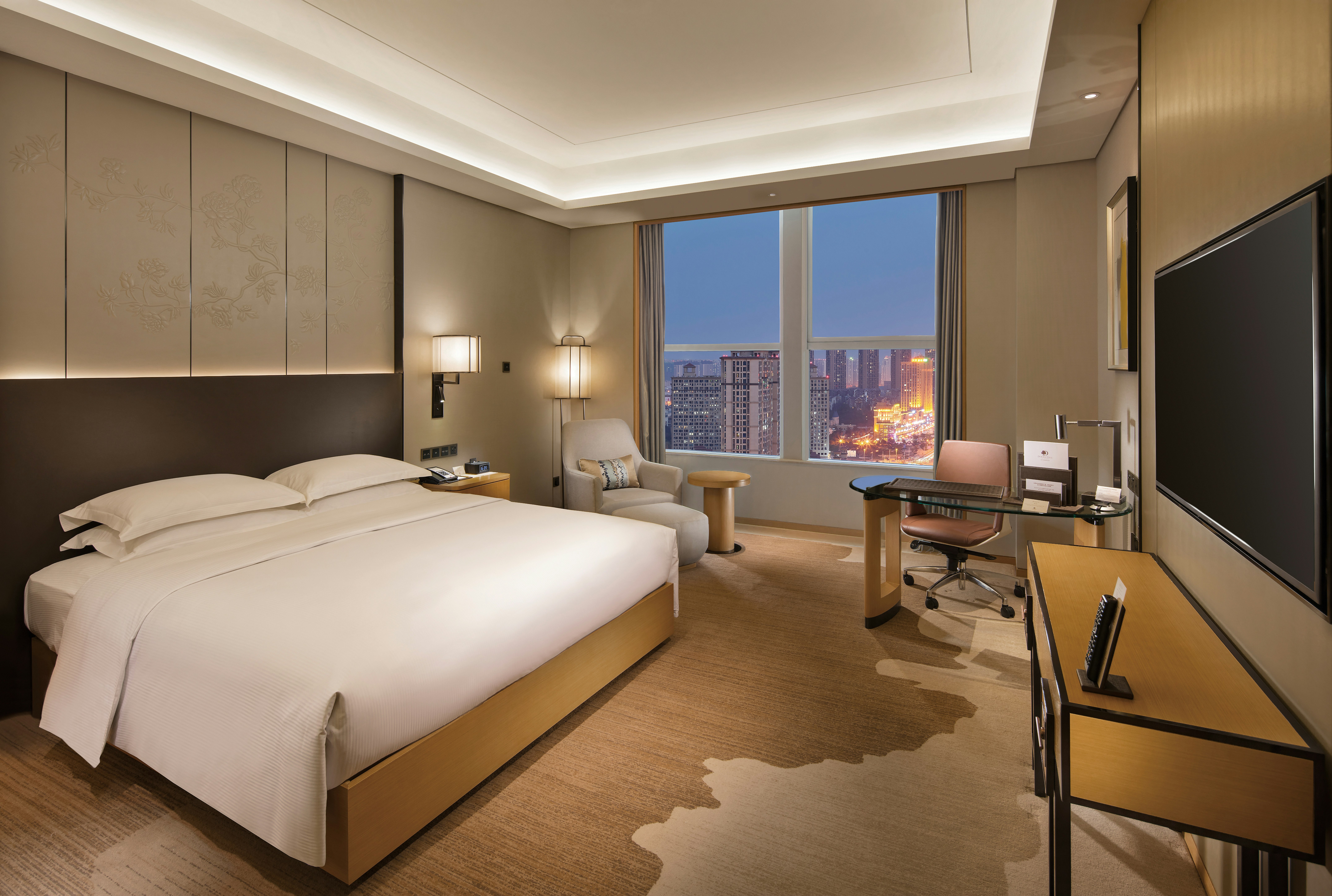 EXECUTIVE, KING BED