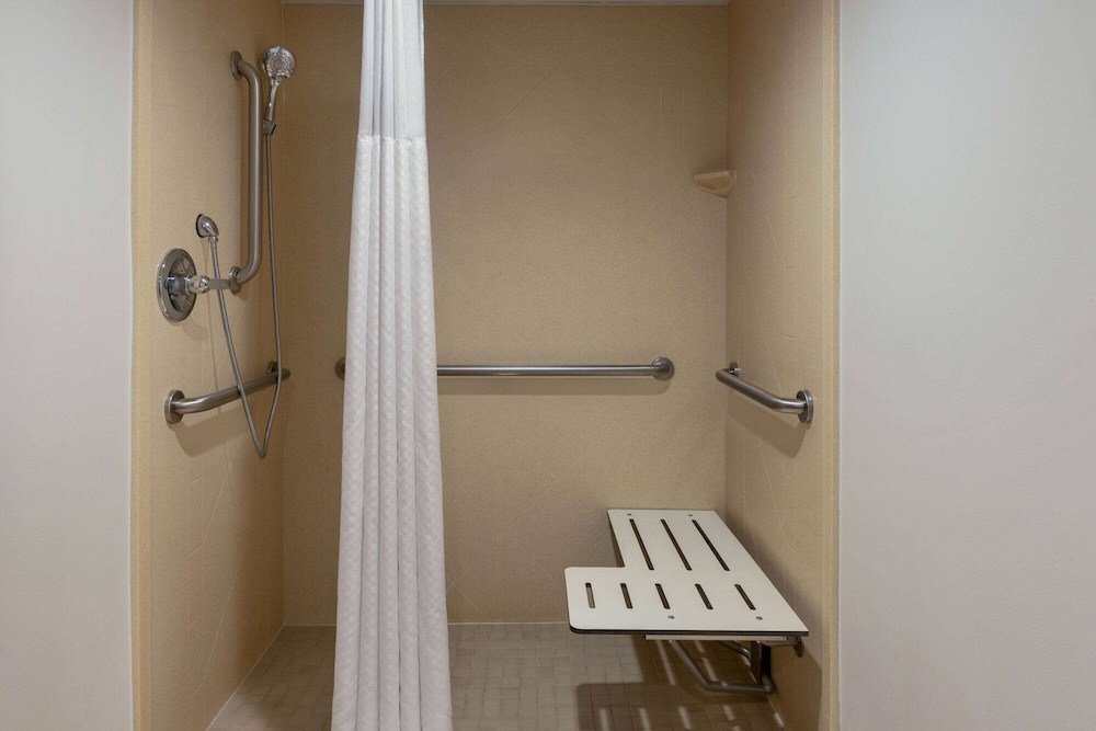 La Quinta Inn and Suites by Wyndham Lake George 48/50