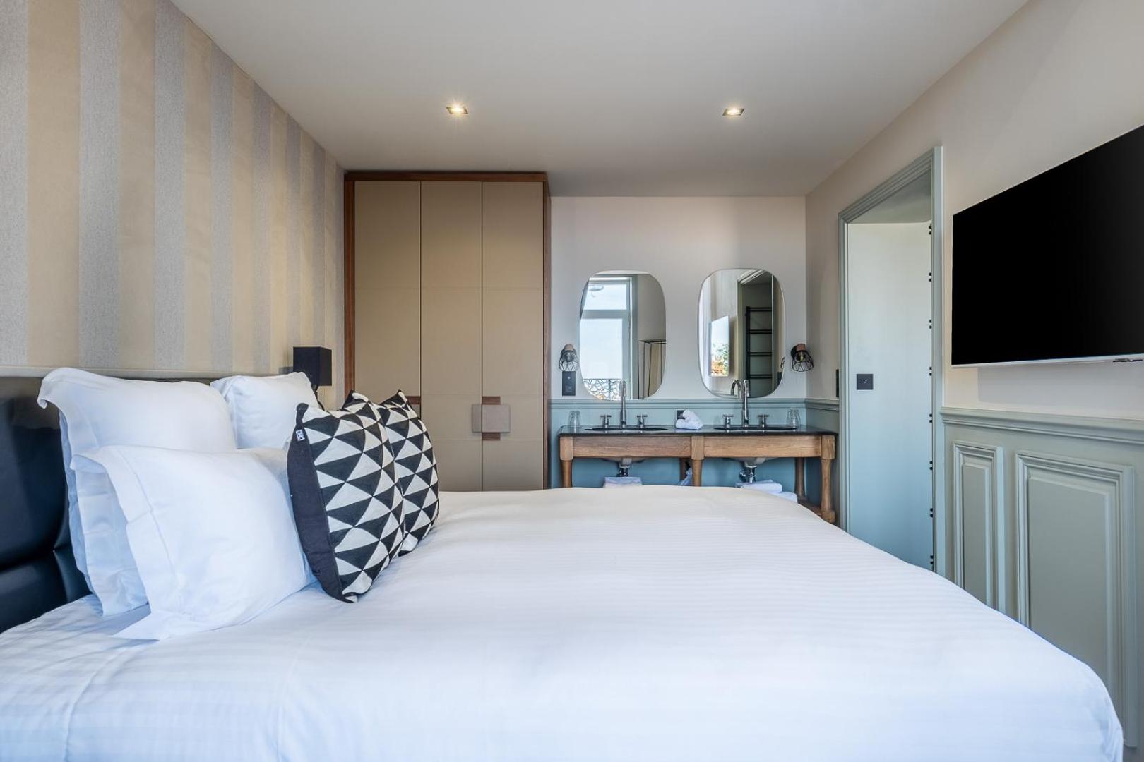 Executive, Suite