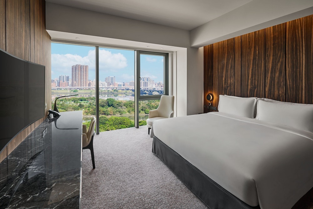 River, Guest Room, Studio, King Bed, River View