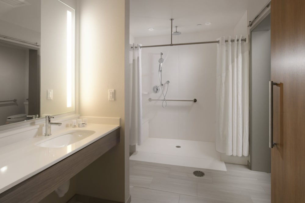 Holiday Inn Express and Suites Williamstown - Glassboro, an IHG Hotel (ex. Best Western Monroe Inn) 26/62