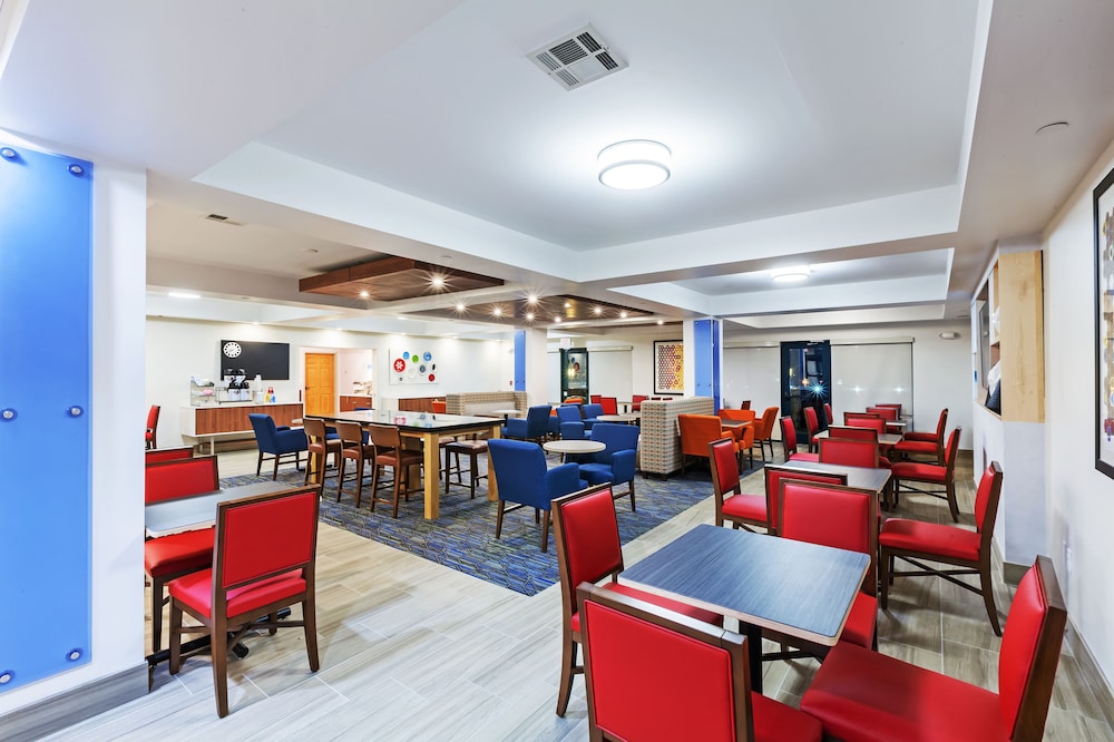 Holiday Inn Express Hotel and Suites Tulsa S Broken Arrow Hwy 51 64/80