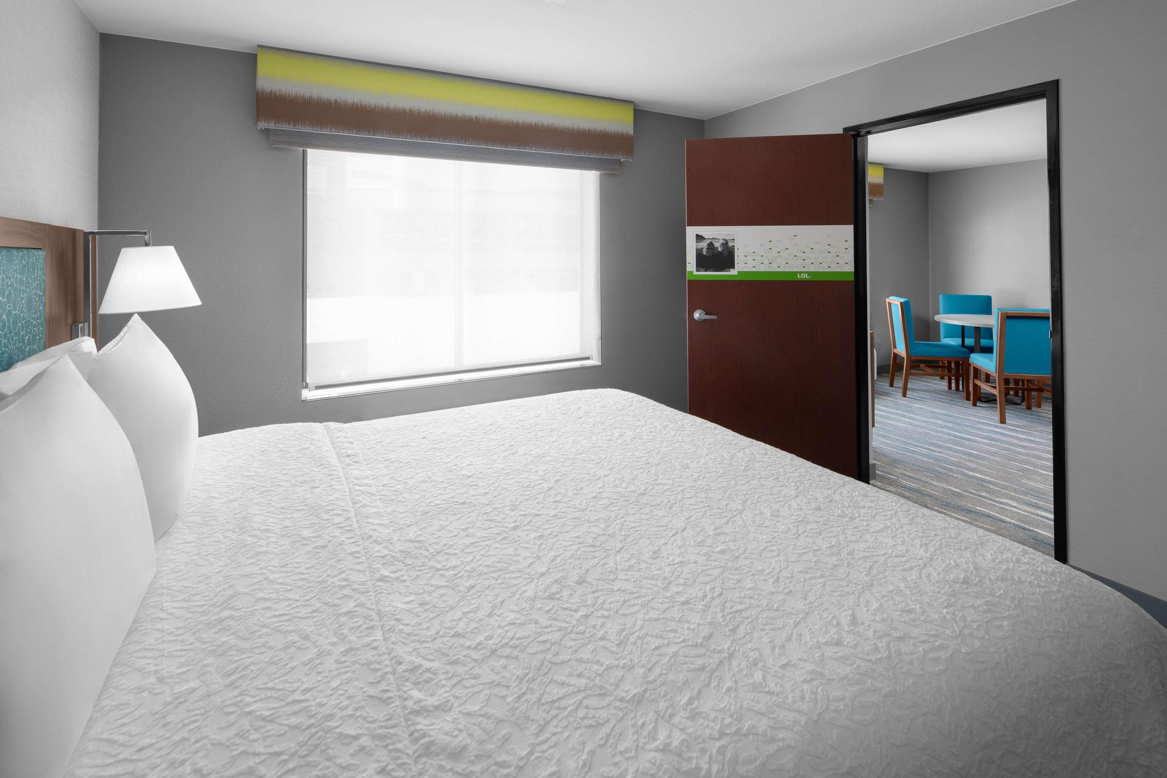 1 BEDROOM, FAMILY SUITE, KING BED